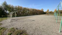 Спортивное поле  с футбольными воротами.
