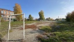 Спортивное поле  с футбольными воротами
